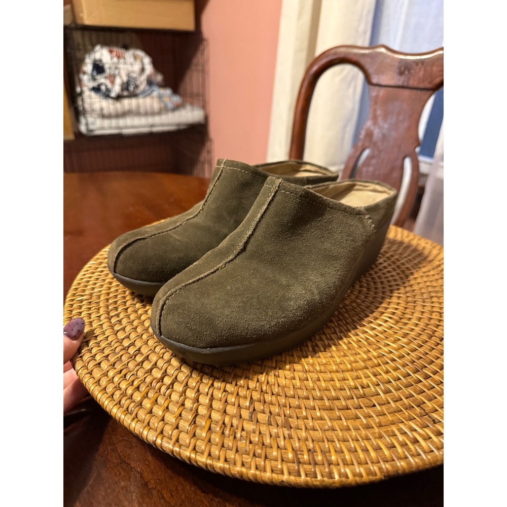 Thom McAn Womens Olive Green Suede Wedge Mules Clogs Slip On Shoes Size 9.5